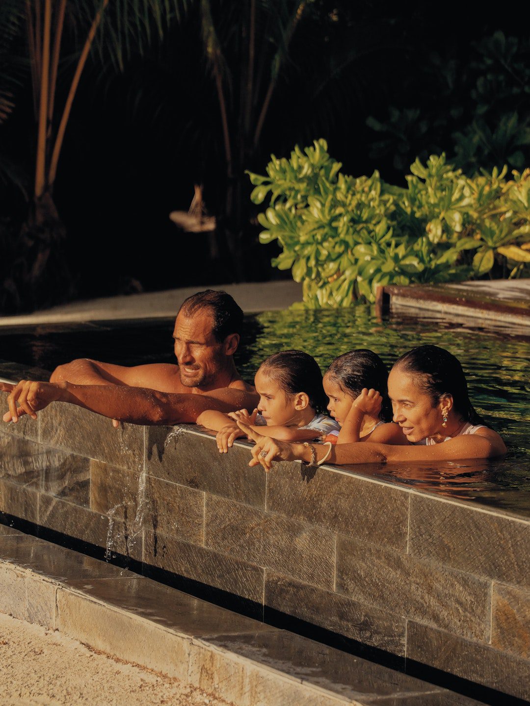 Kids Fly, Stay, Dine & Play Free